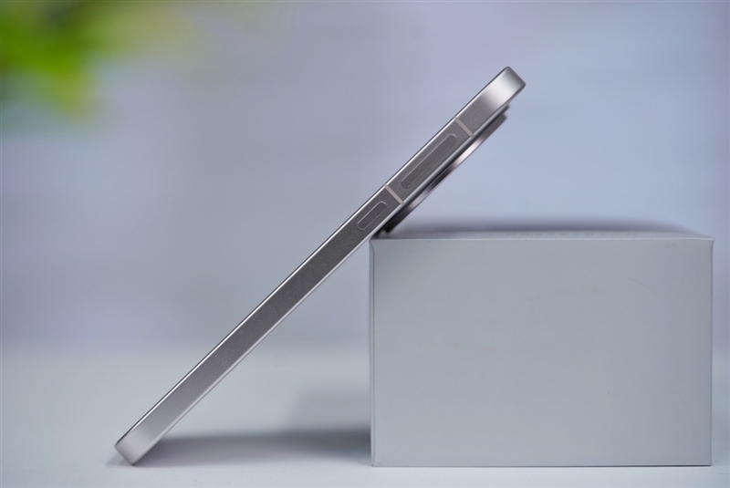 果里果气的直屏旗舰！OPPO Find X8深度评测：抬手就出片的抓拍氛围感神器