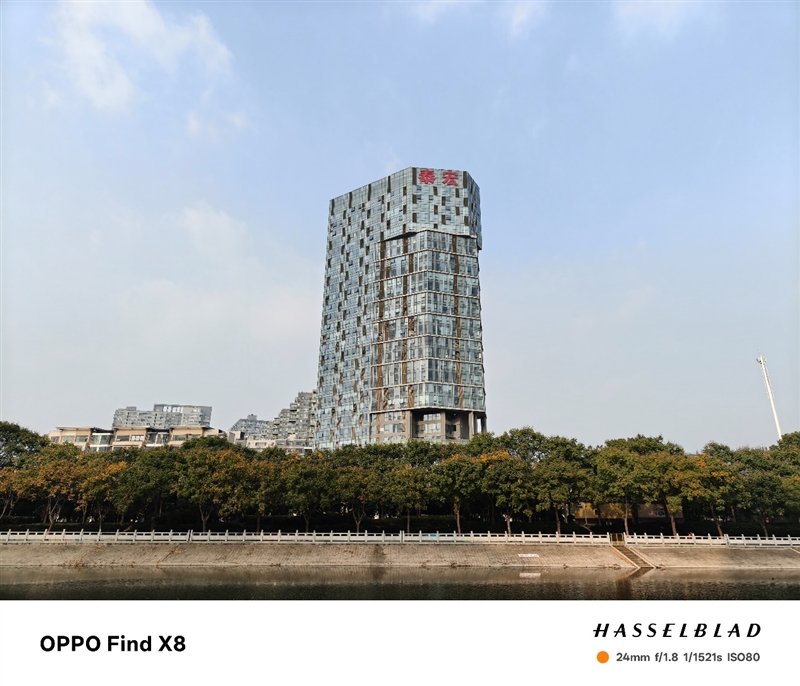 果里果气的直屏旗舰！OPPO Find X8深度评测：抬手就出片的抓拍氛围感神器