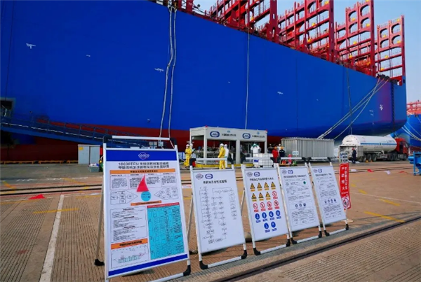 国产首次!大型甲醇双燃料船甲醇加注成功