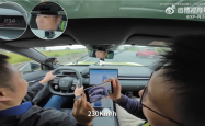 何小鹏驾驶新小鹏P7德国高速狂飙：雨天开234km/h