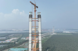世界最大跨径悬索桥 江苏张靖皋长江大桥南主塔突破300米