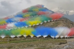 始祖鸟在喜马拉雅山脉放烟花引争议 蔡国强工作室：用的环保材料