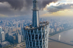 台风“桦加沙”来袭 广州塔1200吨“定塔神器”出现明显摆动