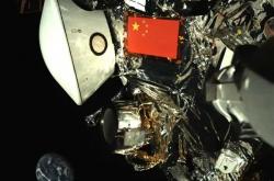 今天国庆节！我国天问二号最新影像发布：五星红旗与地球同框