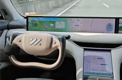 智己汽车高速上自动驾驶 司机放倒后排座椅盖被子睡觉