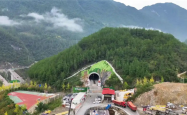 下穿4A级景区!西渝高铁大象洞隧道顺利贯通