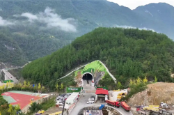 下穿4A级景区！西渝高铁大象洞隧道顺利贯通