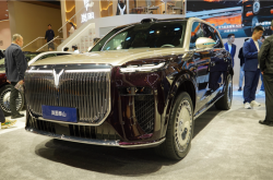 国产豪华旗舰SUV新王炸！岚图旗舰泰山亮相郑州国际车展