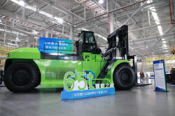 突破极限！全球最大65吨级锂电平衡重叉车下线