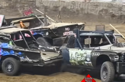 恐怖一幕！澳大利亚一赛车失控撞破围栏一头扎进观赛人群