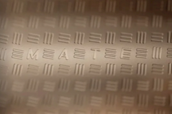 华为Mate 80系列背壳微缩“MATE”字母：灵感来自晶圆制造 光刻级工艺