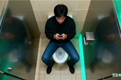 1个月14次如厕超1小时被解雇 员工索赔32万多：法院判了