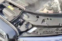 79万刚买3天的奔驰S400在街头自燃 车主要求退换车被拒