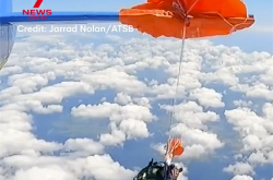 惊险！备用降落伞意外开伞 澳大利亚跳伞员被拽出机外卡在机翼上