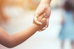 81年男子幼儿园接娃被当成爷爷：80后有当爷爷的吗