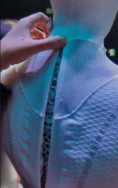 小鹏Iron机器人走路被质疑是真人 里面还穿着内裤！何小鹏脱衣展示