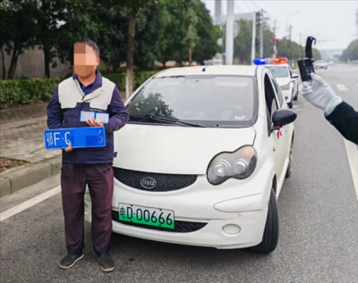燃油机动车上悬挂“电D”老头乐号牌 一查还是无证驾驶