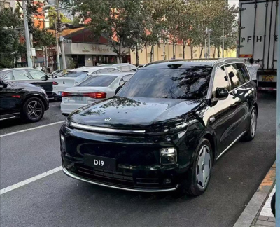 理想问界结合体 零跑大型旗舰D19实车首曝：六座家用SUV黑马来了