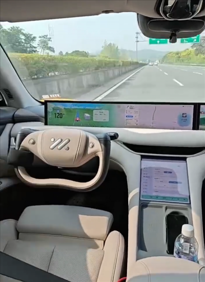 智己汽车高速上自动驾驶 司机放倒后排座椅盖被子睡觉