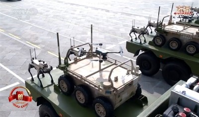 机器狼亮相九三阅兵：最多负重20公斤 30秒极速换电池