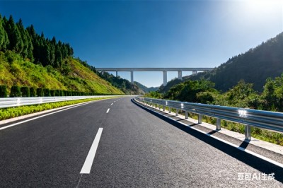 无人机拍下高速路震撼“彩色灯带”：一眼望不到头