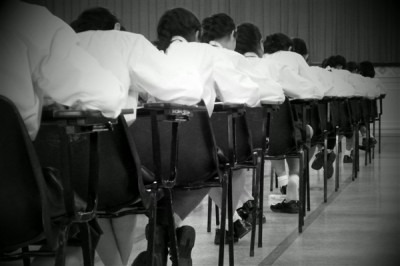 有小学建议不让老人接送小孩 网友吵翻：官方给的理由认可吗