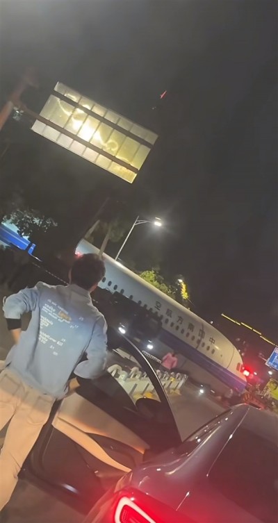 男子拍到武汉街头出现飞机 官方回应：系旧机拆解转运