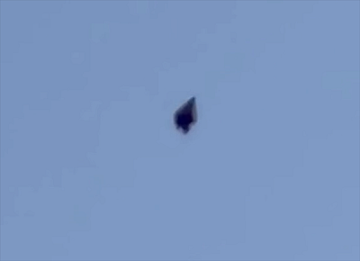 美国得州上空疑出现黑色UFO：边缘发光三角形 没任何声音