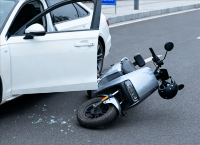 乘客开门杀撞伤人！司机未买商业险 需自负200万元赔偿