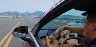 男子买新车炫智驾双手脱离方向盘吃东西被交警制裁