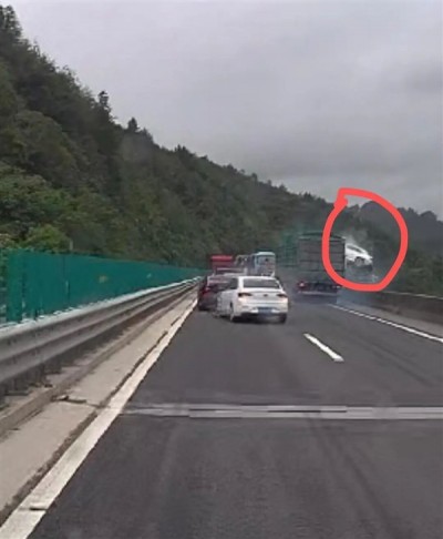 高速上小轿车被卡车撞至半空后坠桥 官方通报：系五车追尾事故 致1死1伤