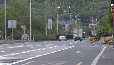 货车撞死狗后二次事故致老人丧命：司机被判次要责任