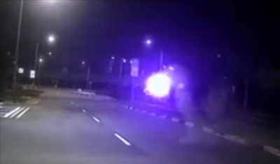 曝新加坡多地出现“球形闪电”：浑身冒紫光在路上弹跳