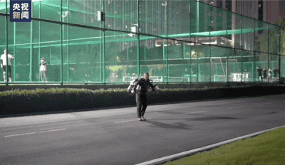 红警2飞行兵来了！浙大校园有人原地起飞！