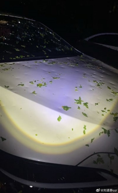 北京冰雹车盖被砸出气泡膜！车主：车玻璃砸碎 车身全是坑