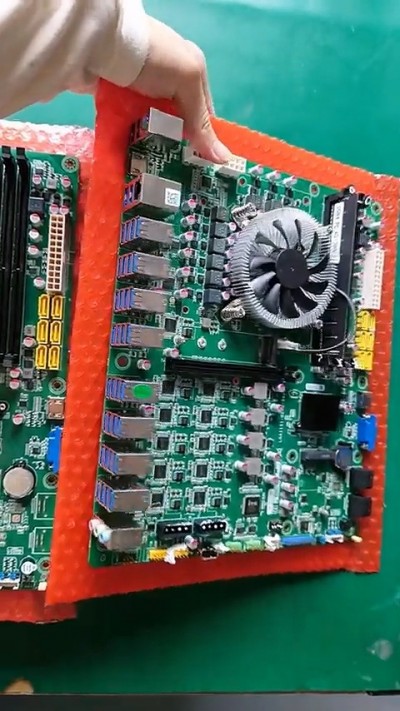 神奇主板竟然有36个USB接口！可惜是Intel老平台 还都是USB-A