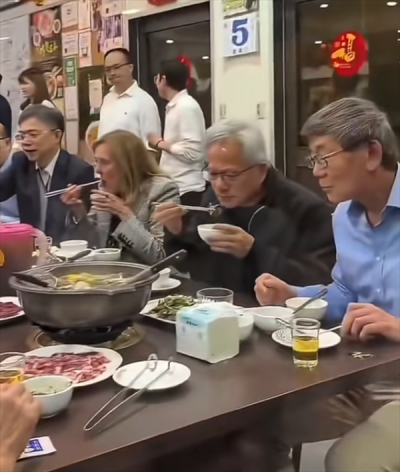 黄仁勋年内第四度造访中国台湾 打卡牛肉火锅店 边吃边卖萌