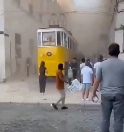 葡萄牙著名旅游景点 黄色历史缆车脱轨坠毁：至少15人死亡