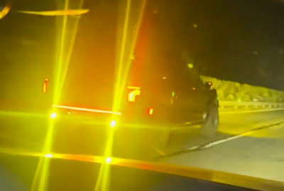 超级刺眼！高速上一福特猛禽装两盏高亮后射灯：如同逆行