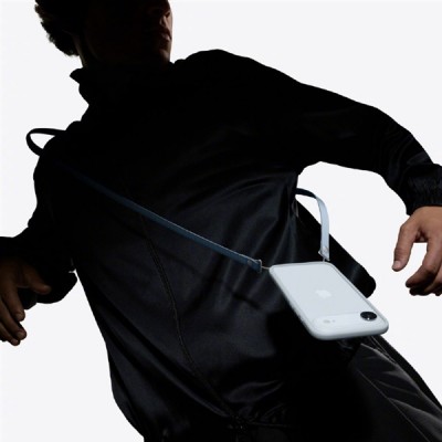 苹果推出iPhone 17系列斜挎挂绳 售价479元：还有749元的保护壳