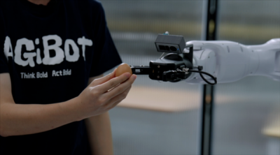 智元精灵G2机器人发布：全球首款十字腕力控臂