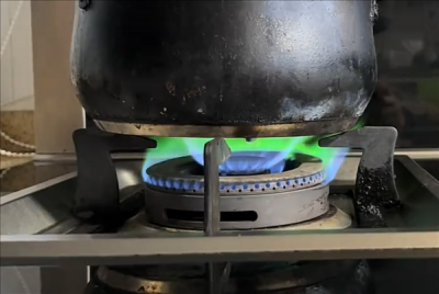 男子加热中药忘关火27天后回家才发现：中途还续了燃气费