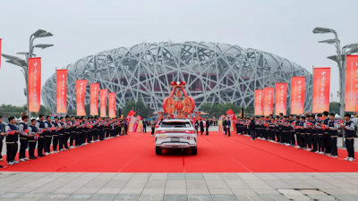 庆祝中泰建交50周年 比亚迪宋PLUS DM-i车队行驶5000公里抵达鸟巢