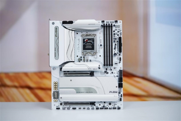 白色风格装机必备!七彩虹iGame Z890 FLOW V20主板图赏