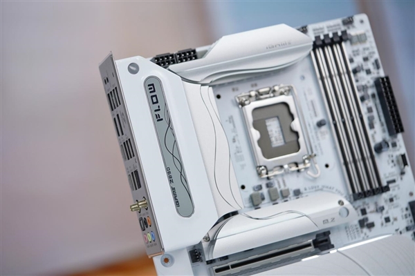 白色风格装机必备!七彩虹iGame Z890 FLOW V20主板图赏