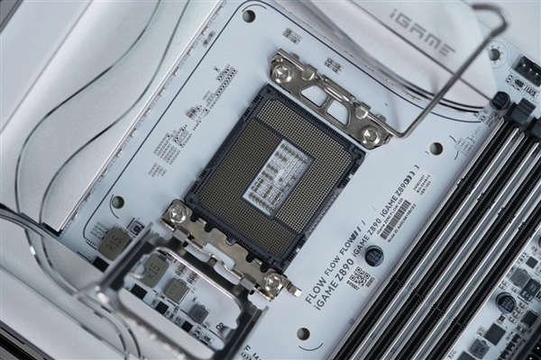 白色风格装机必备!七彩虹iGame Z890 FLOW V20主板图赏