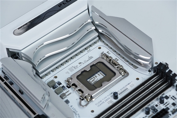 白色风格装机必备!七彩虹iGame Z890 FLOW V20主板图赏