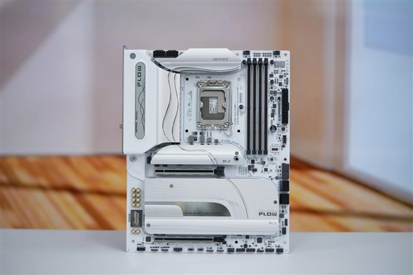 白色风格装机必备!七彩虹iGame Z890 FLOW V20主板图赏