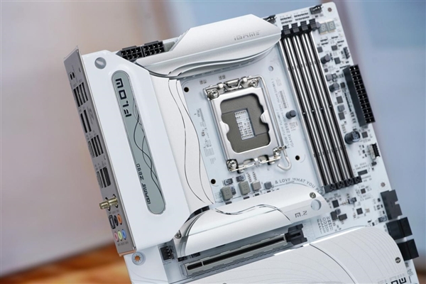 白色风格装机必备!七彩虹iGame Z890 FLOW V20主板图赏
