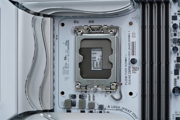 白色风格装机必备!七彩虹iGame Z890 FLOW V20主板图赏